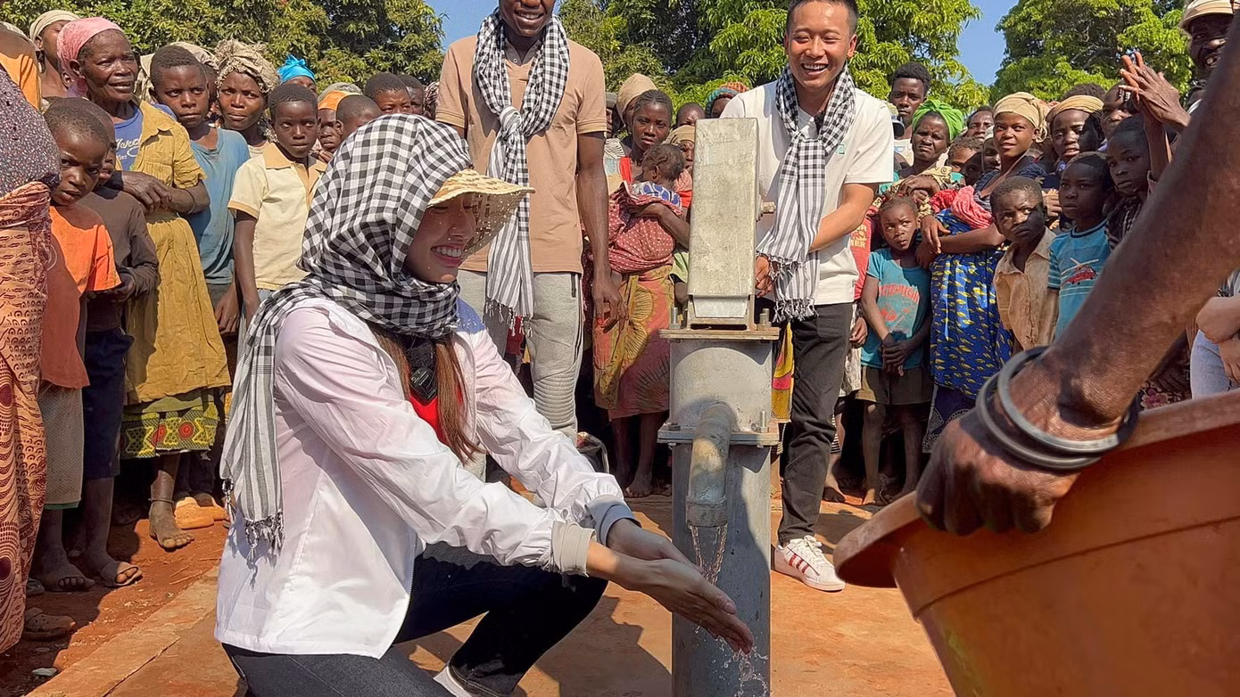 Thùy Tiên tặng giếng khoan nước sạch cho người dân Angola