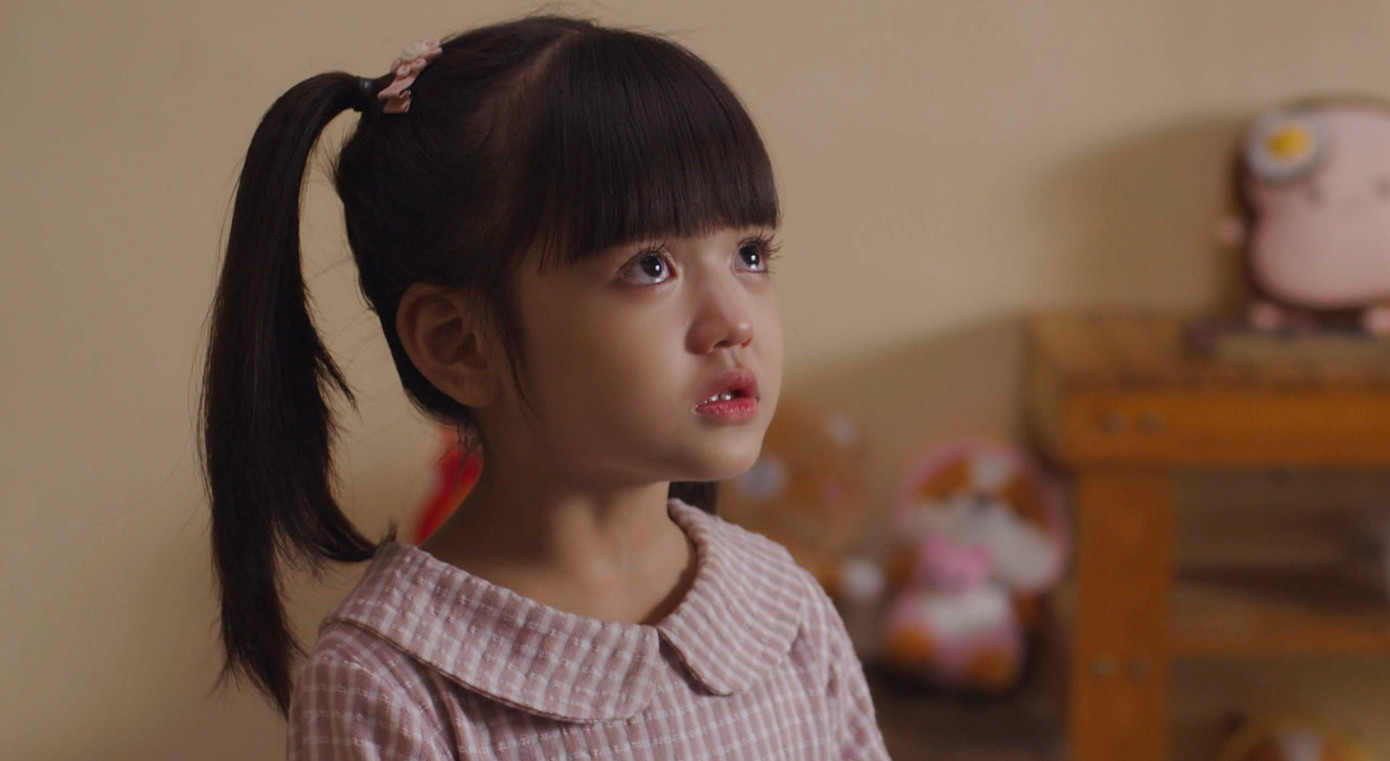 Cô bé có lối nói chuyện già dặn. Cô bé có lối nói chuyện già dặn.