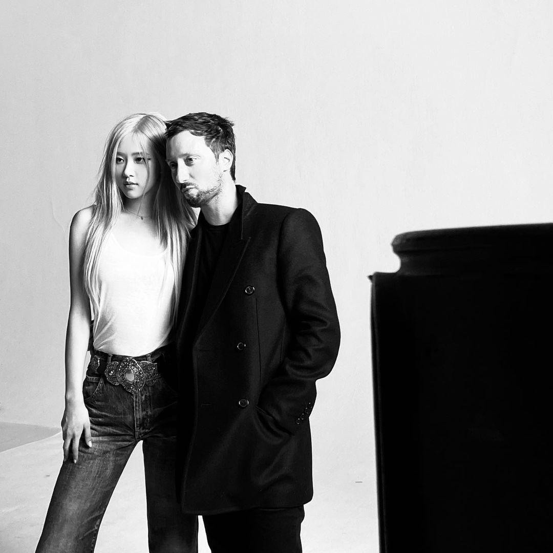 Rosé nhiều lần làm việc với giám đốc sáng tạo của hãng...