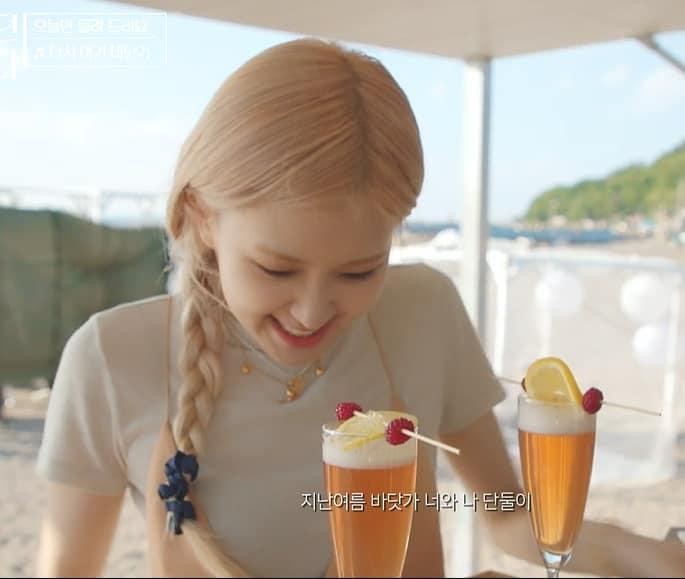 Cô thử sức làm phục vụ bàn.