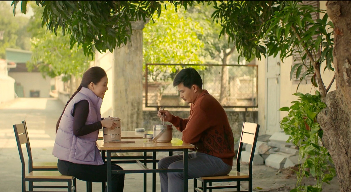 "Tiểu tam" Mai gắn liền với chiếc áo tím. "Tiểu tam" Mai gắn liền với chiếc áo tím.