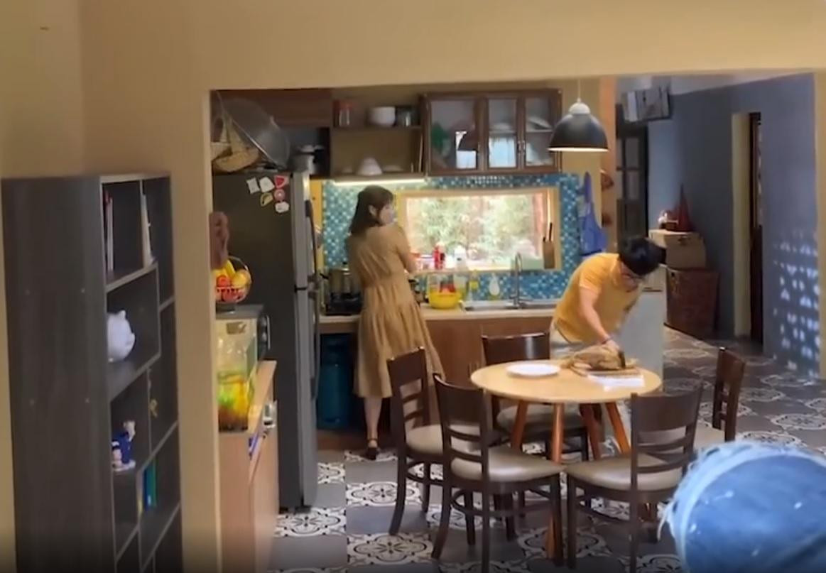 Cảnh quay này khiến khán giả nhớ lại lần Đức "xoăn" chặt gà đầy vụng về. Cảnh quay này khiến khán giả nhớ lại lần Đức "xoăn" chặt gà đầy vụng về.