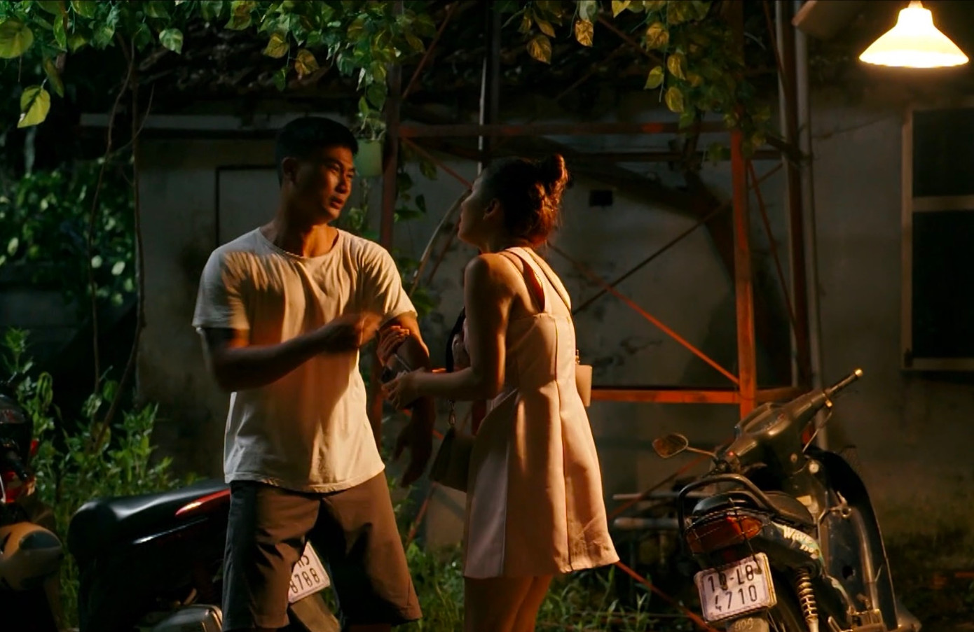 Nhung tìm đủ cách bám theo Hiếu. Nhung tìm đủ cách bám theo Hiếu.