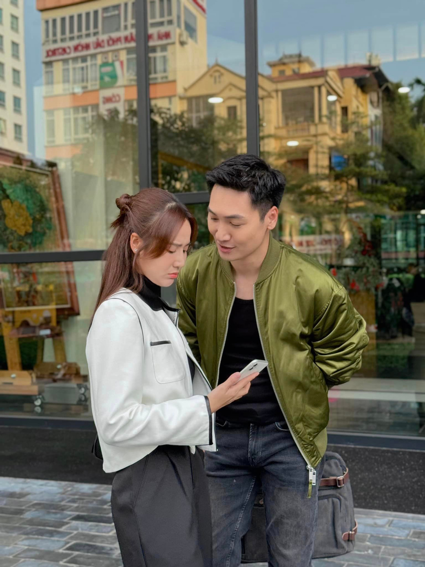 Huyền Lizzie khẳng định mọi thứ chỉ là công việc mà thôi. Huyền Lizzie khẳng định mọi thứ chỉ là công việc mà thôi.