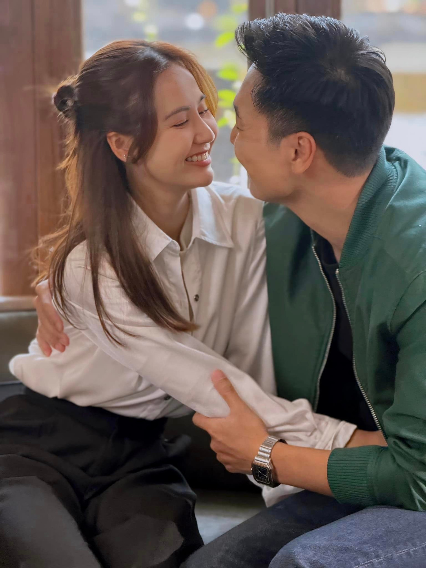 Những bức ảnh tình cảm thế này bị nhiều khán giả góp ý. Những bức ảnh tình cảm thế này bị nhiều khán giả góp ý.