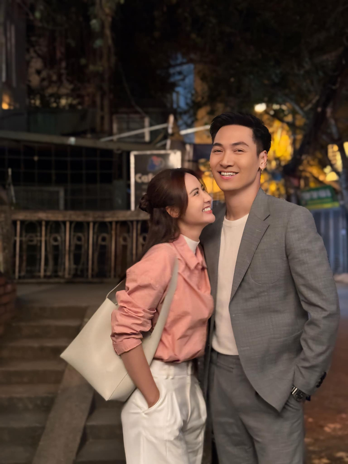 Những bức ảnh tình cảm thế này bị nhiều khán giả góp ý. Những bức ảnh tình cảm thế này bị nhiều khán giả góp ý.