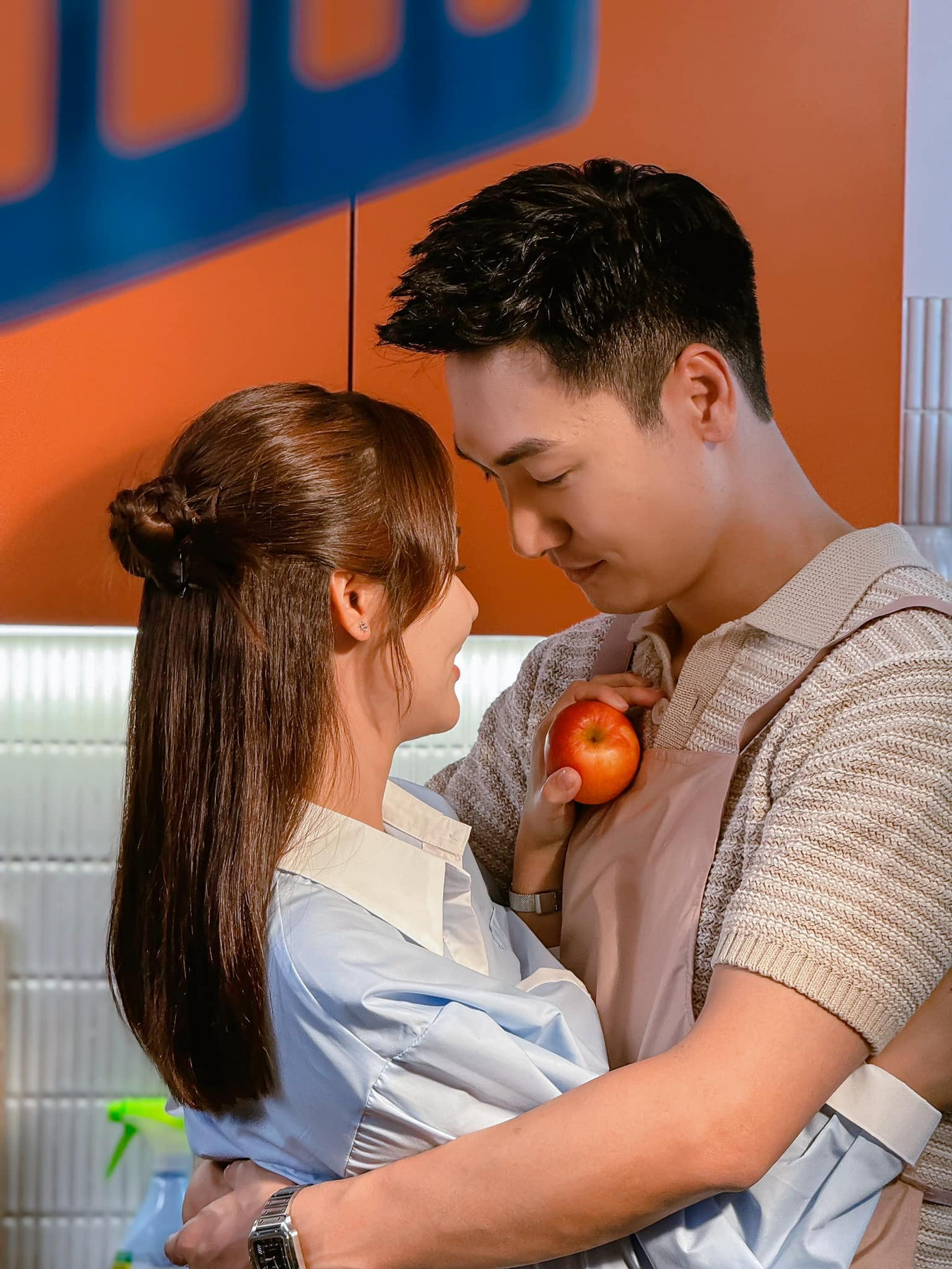 Những bức ảnh tình cảm thế này bị nhiều khán giả góp ý. Những bức ảnh tình cảm thế này bị nhiều khán giả góp ý.