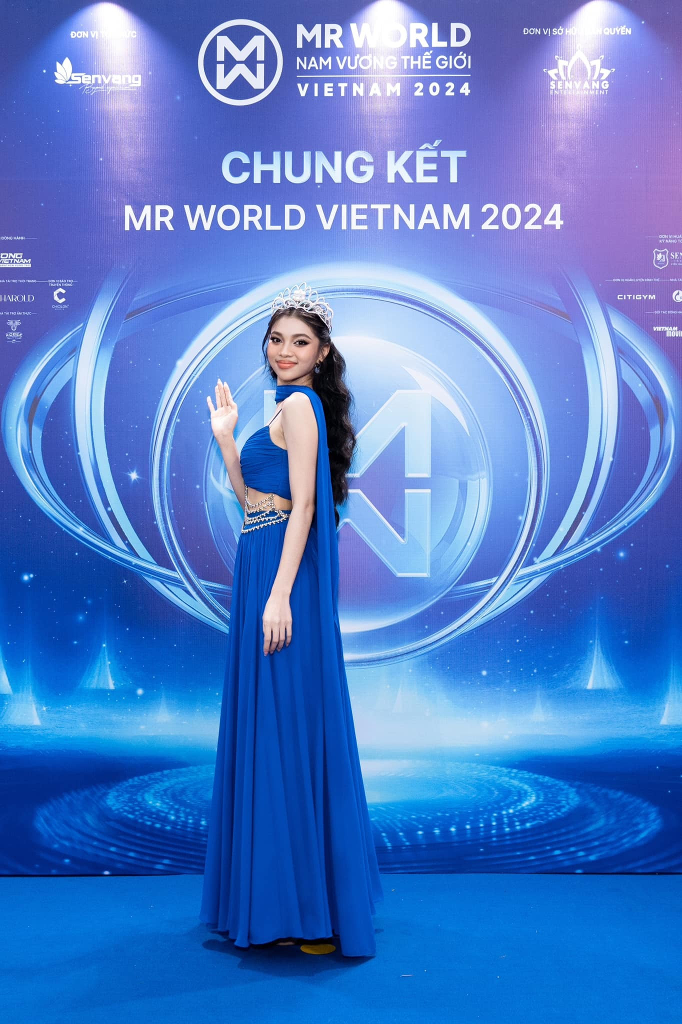 Minh Kiên đeo vương miện khi dự sự kiện gần đây.