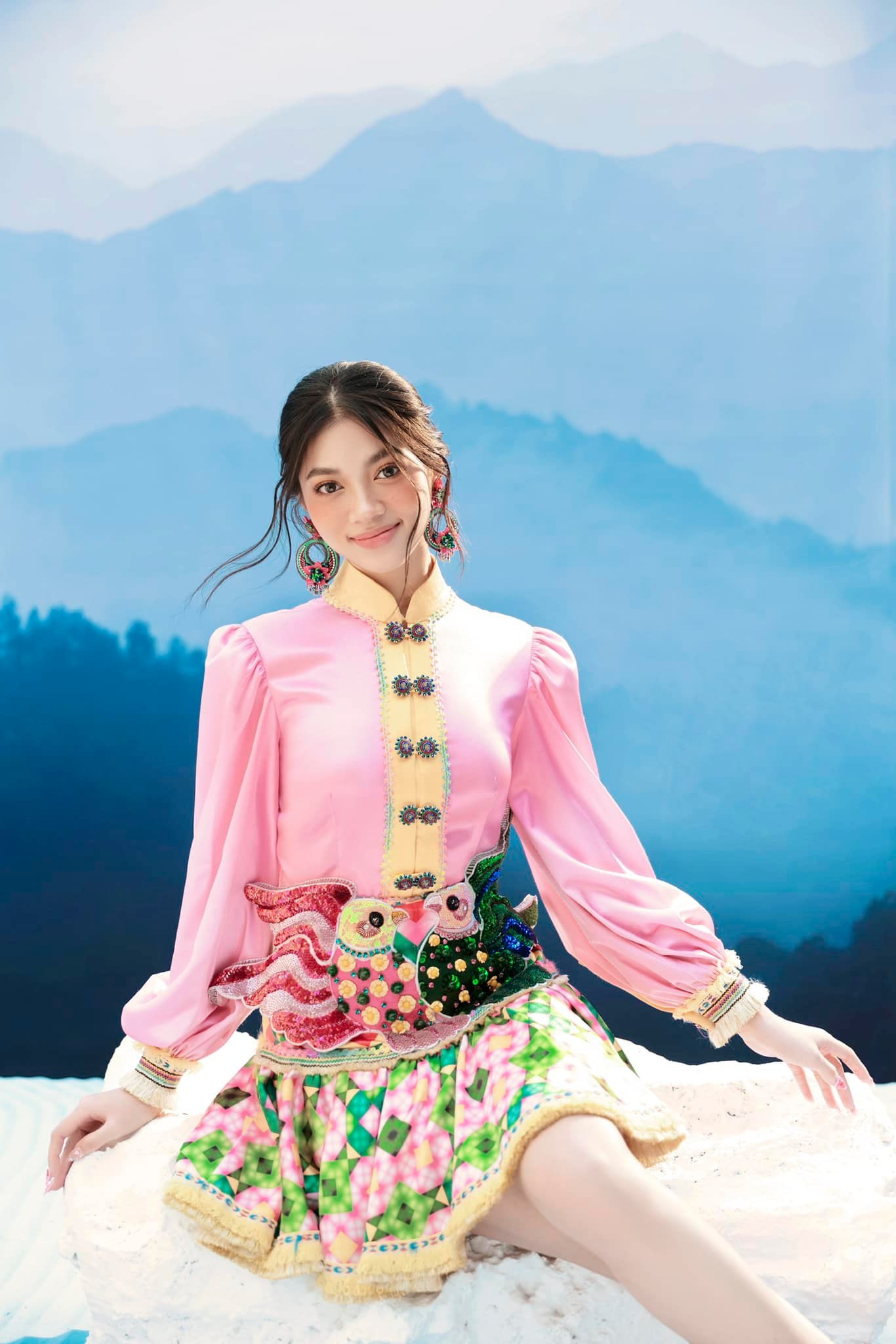 Á hậu Minh Kiên gây ấn tượng với nhan sắc khác lạ.