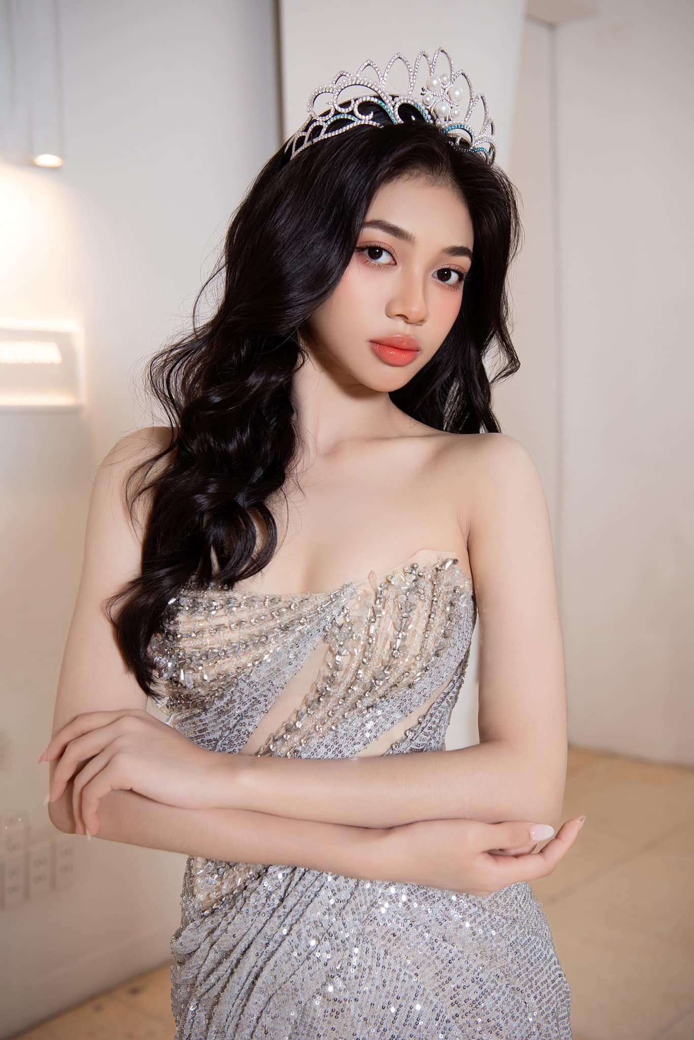 Minh Kiên ngại ngần vì chỉ riêng cô đội vương miện trong sự kiện. Minh Kiên ngại ngần vì chỉ riêng cô đội vương miện trong sự kiện.