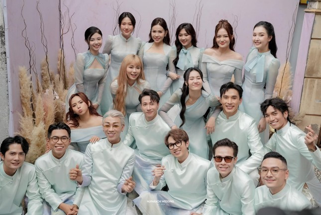 Minh Dự cũng tham gia bê tráp trong đám hỏi của vợ chồng Phương Lan.