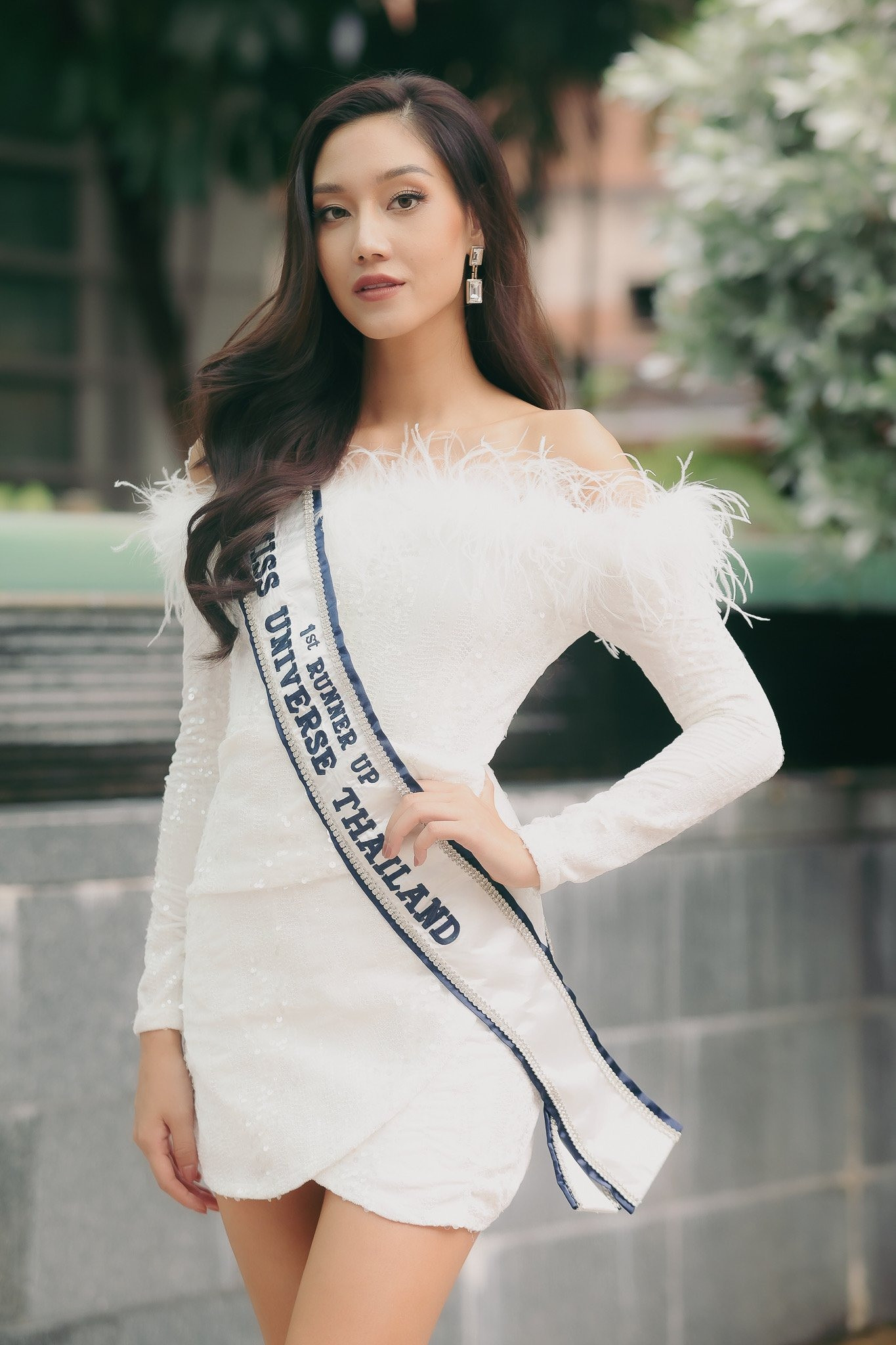 Á hậu 1 của Miss Universe Thailand năm ngoái cũng từ bỏ danh hiệu.
