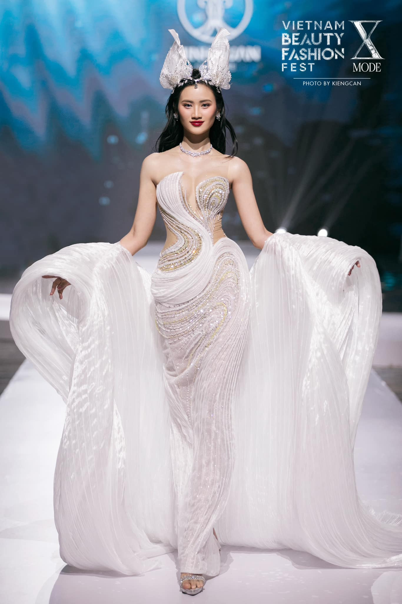 Hoa hậu Ý Nhi từng khiến netizen e ngại về kỹ năng catwalk.