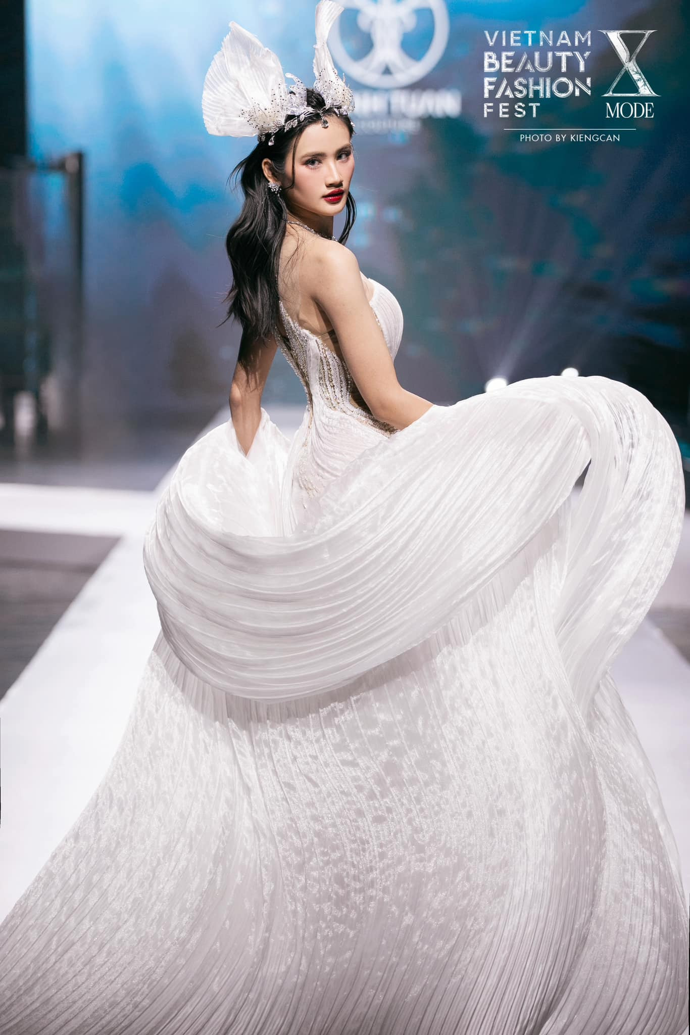 Hoa hậu Ý Nhi từng khiến netizen e ngại về kỹ năng catwalk.