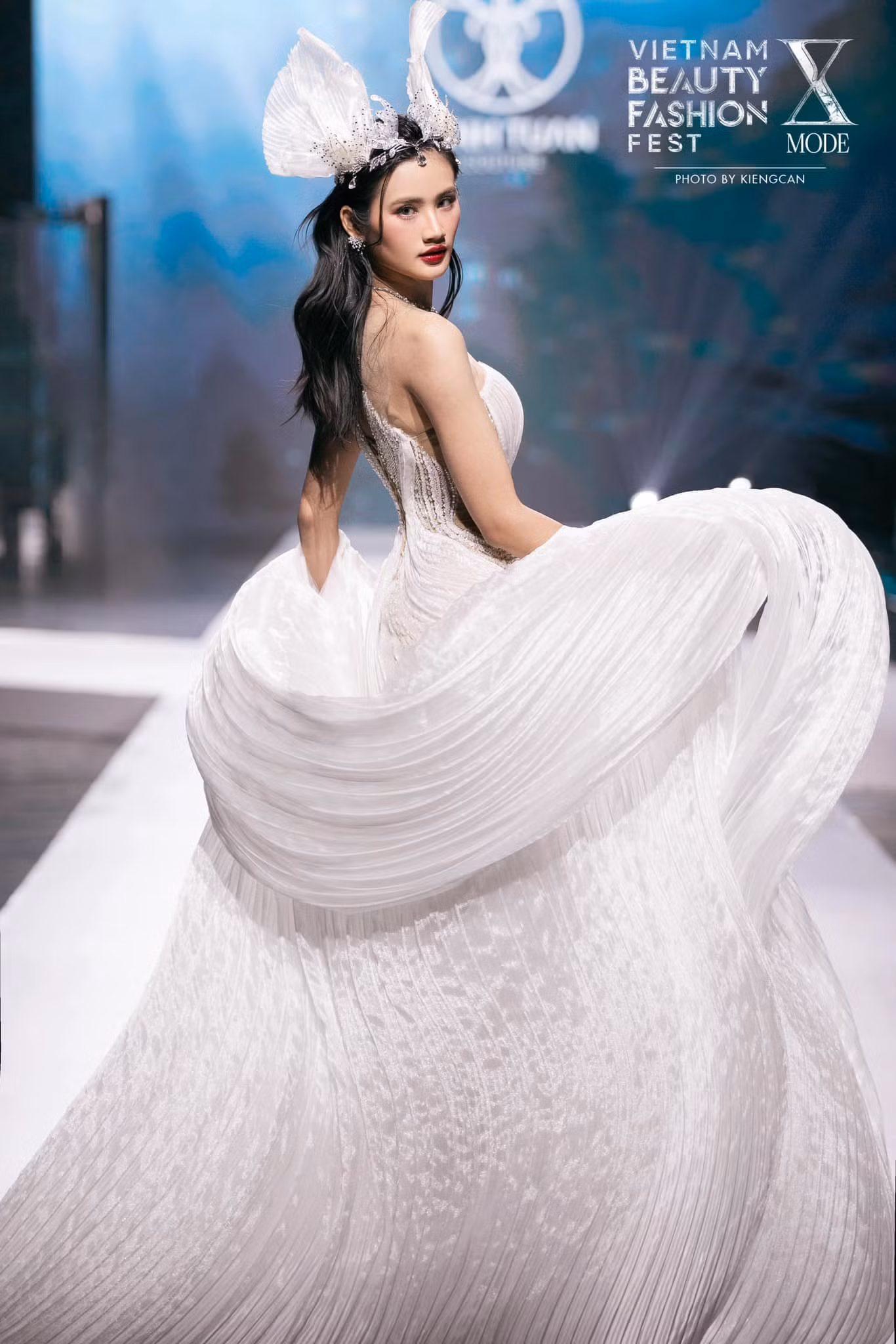 Hoa hậu Ý Nhi từng khiến netizen e ngại về kỹ năng catwalk.