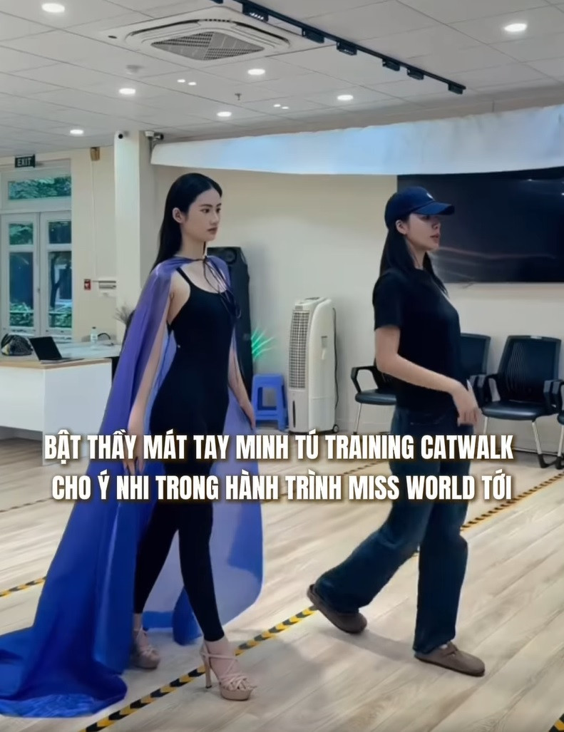 Còn Hoa hậu Ý Nhi lại học catwalk với siêu mẫu Minh Tú.