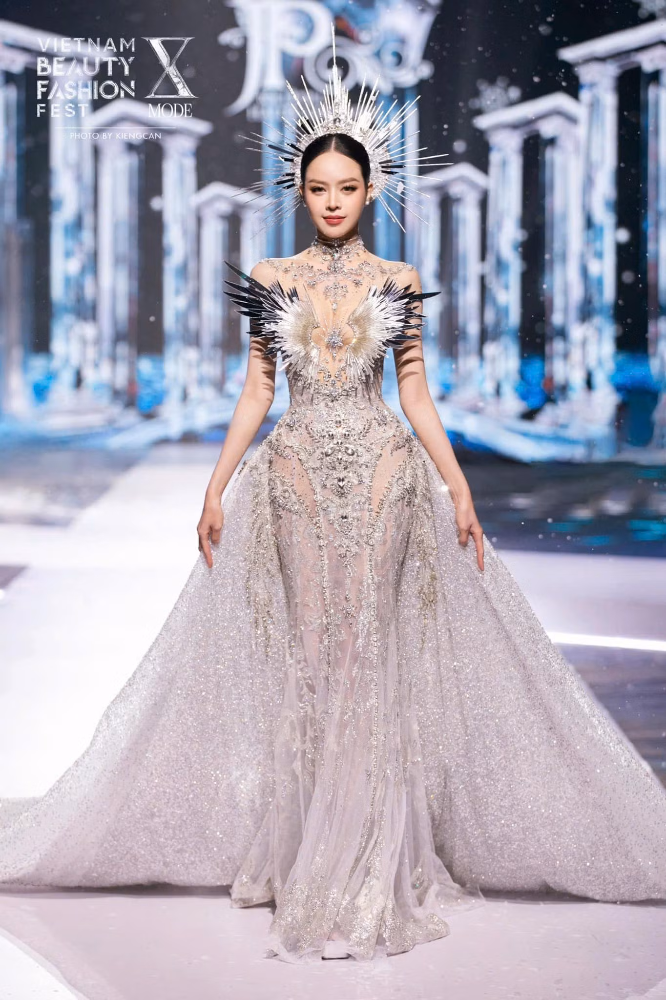 Hoa hậu Thanh Thủy học catwalk với Hoa hậu Lê Hoàng Phương.