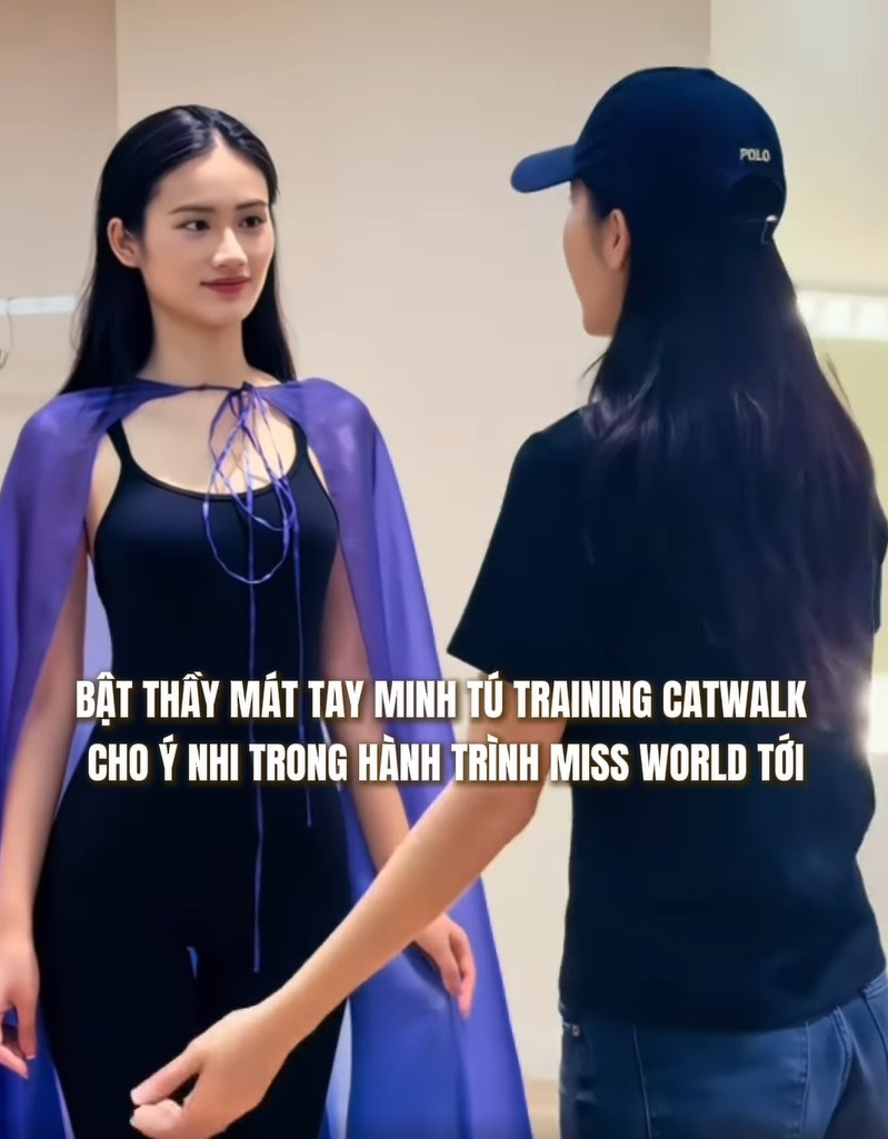 Còn Hoa hậu Ý Nhi lại học catwalk với siêu mẫu Minh Tú.
