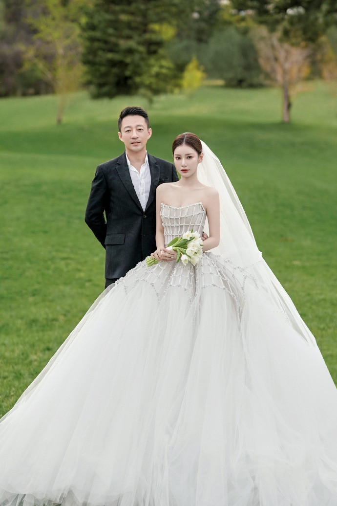 Cô dâu Mandy cầm hoa cưới vàng ròng, váy cưới đính kim cương.