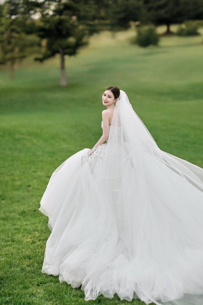 Cô dâu Mandy cầm hoa cưới vàng ròng, váy cưới đính kim cương.