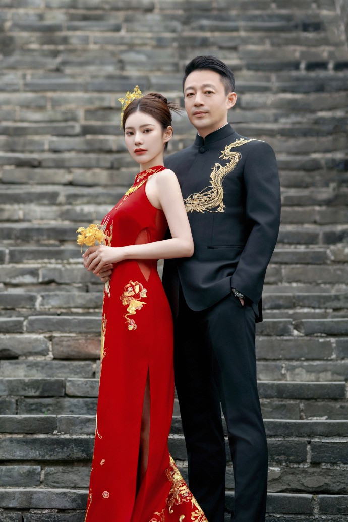 Cô dâu Mandy cầm hoa cưới vàng ròng, váy cưới đính kim cương.