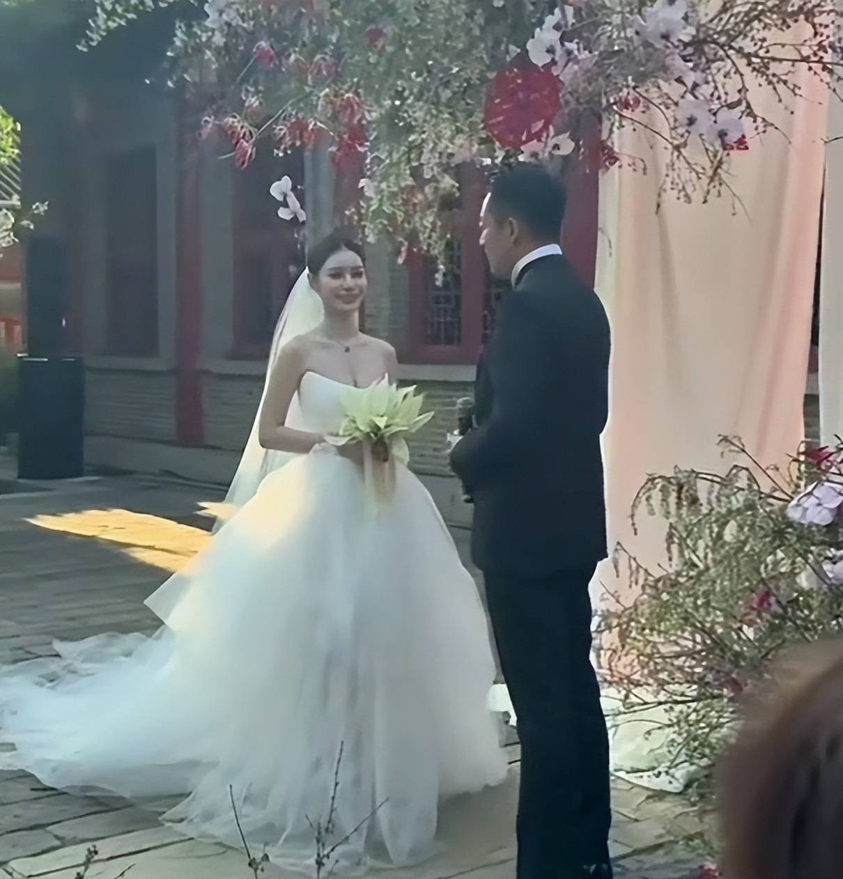 Hai vợ chồng trong đám cưới ngày 17/5.