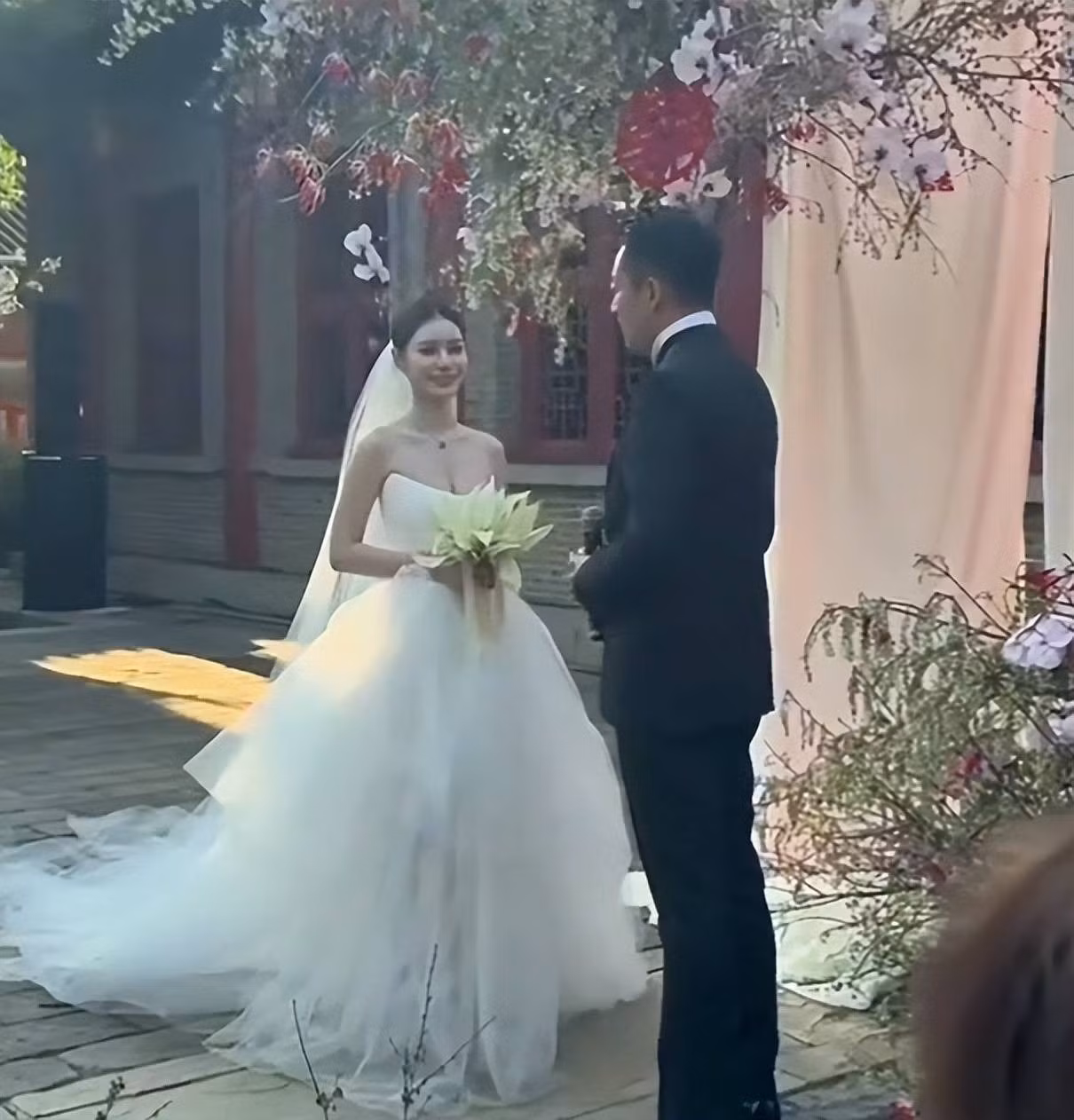 Hai vợ chồng trong đám cưới ngày 17/5. Hai vợ chồng trong đám cưới ngày 17/5.