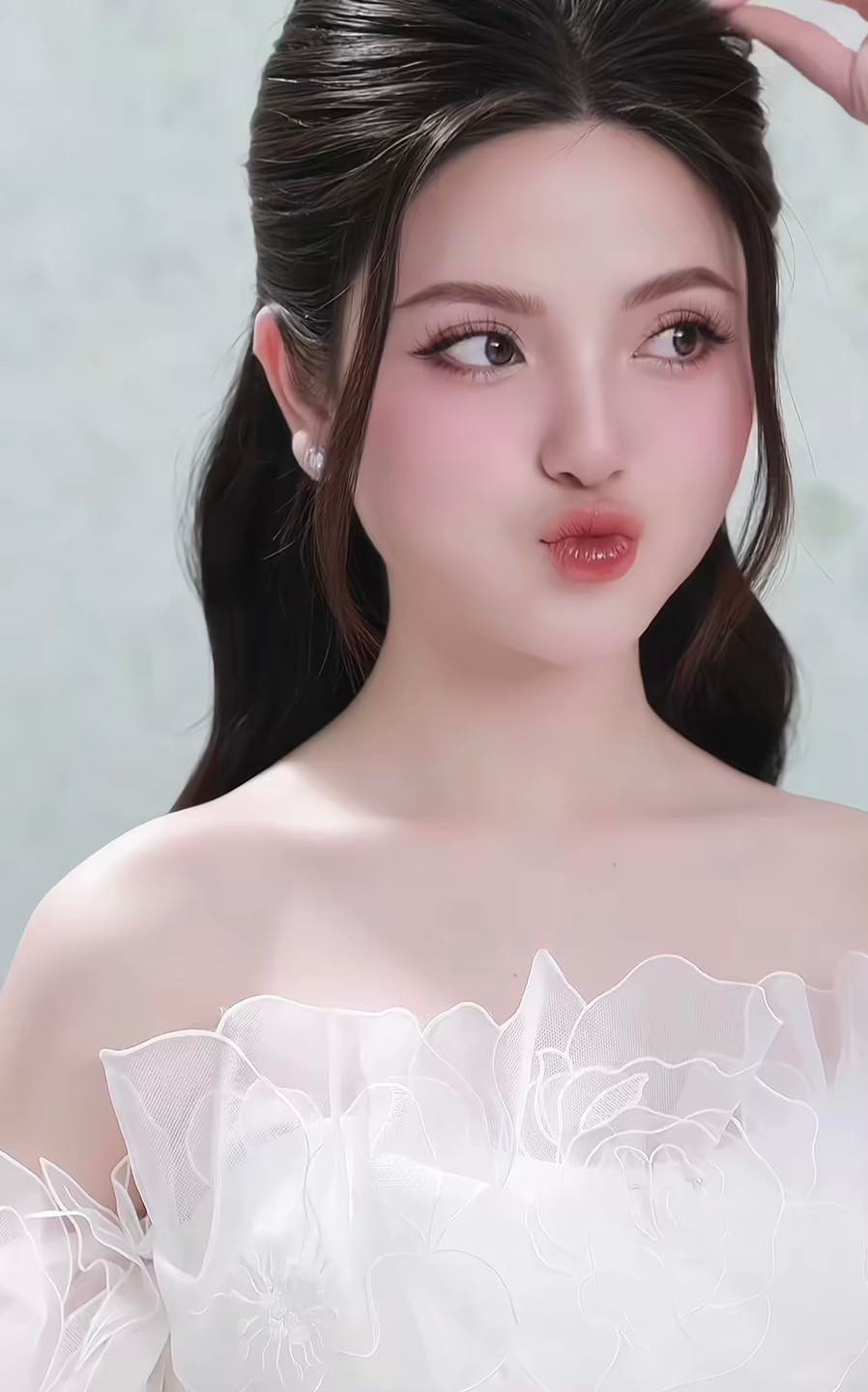 Cô rất vui vẻ nhí nhảnh trong buổi chụp ảnh.