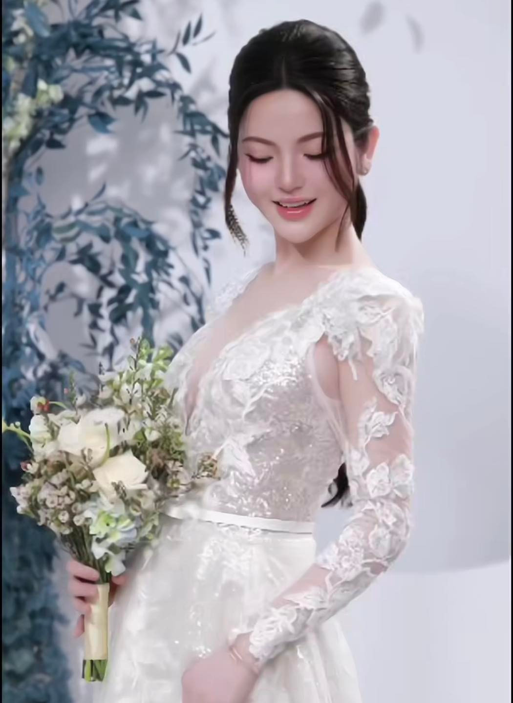 Chu Thanh Huyền có tạo hình nhẹ nhàng trong trẻo.