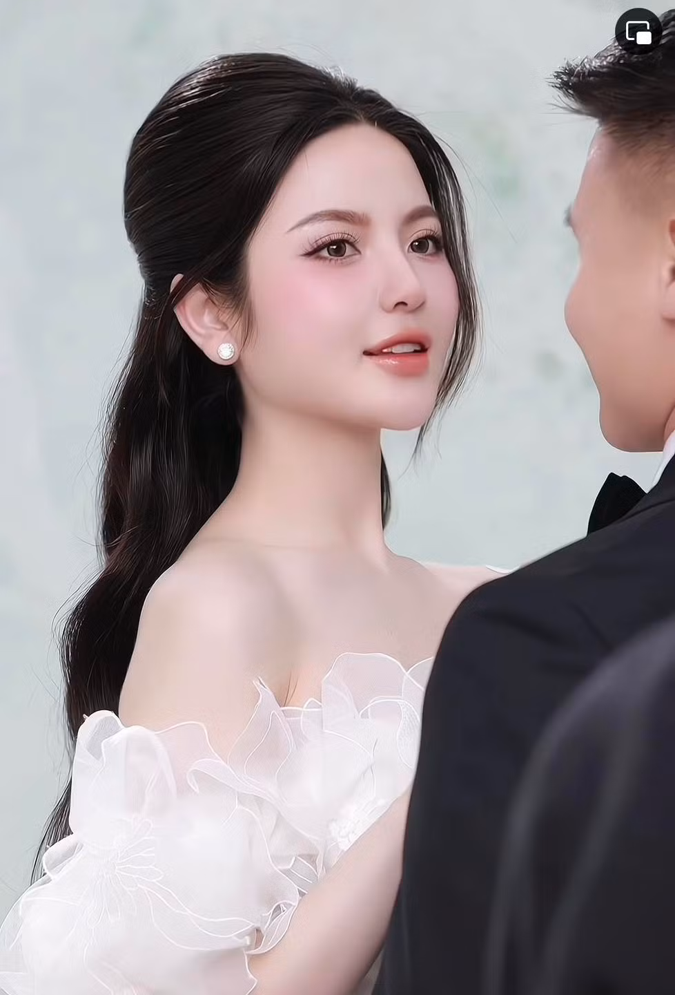 Chu Thanh Huyền có tạo hình nhẹ nhàng trong trẻo.
