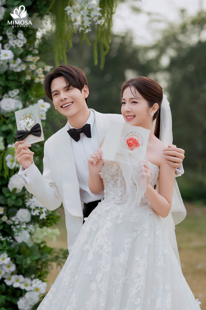 Hai người còn làm cô dâu chú rể để chụp ảnh quảng cáo. Hai người còn làm cô dâu chú rể để chụp ảnh quảng cáo.