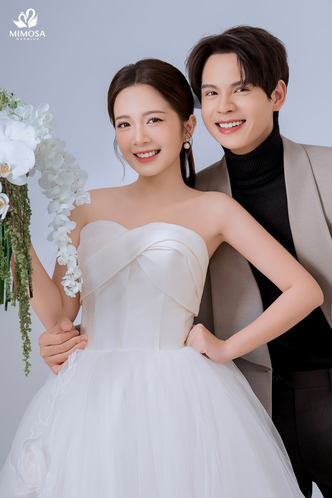 Hai người còn làm cô dâu chú rể để chụp ảnh quảng cáo. Hai người còn làm cô dâu chú rể để chụp ảnh quảng cáo.