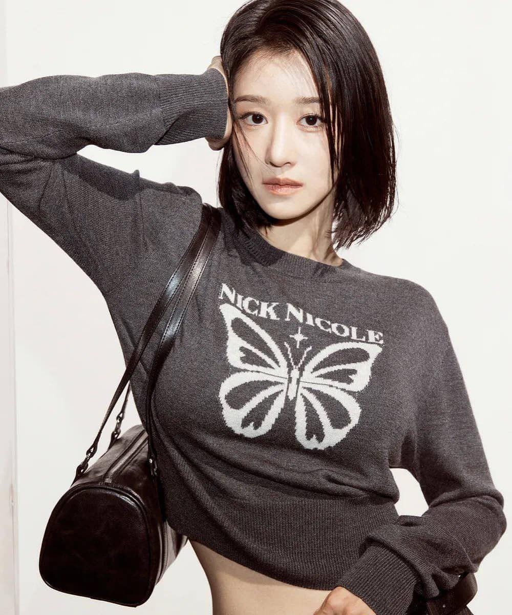 Nữ diễn viên đang nghiên cứu kịch bản phim mới.