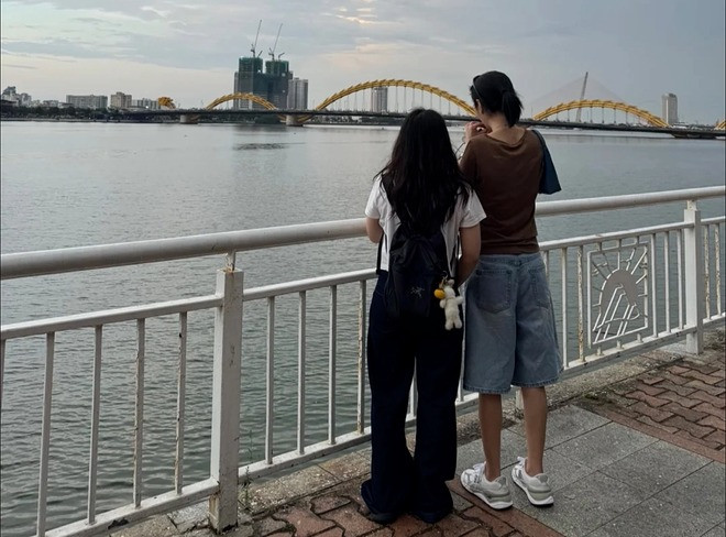 Làn da Seo Ye Ji sẫm hơn thấy rõ.