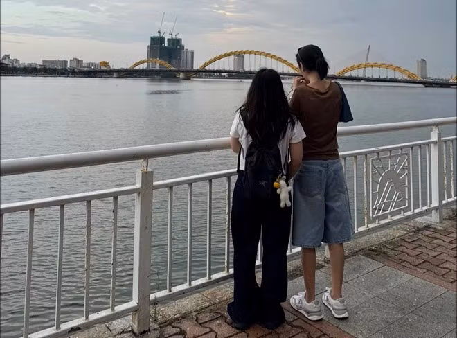 Làn da Seo Ye Ji sẫm hơn thấy rõ.