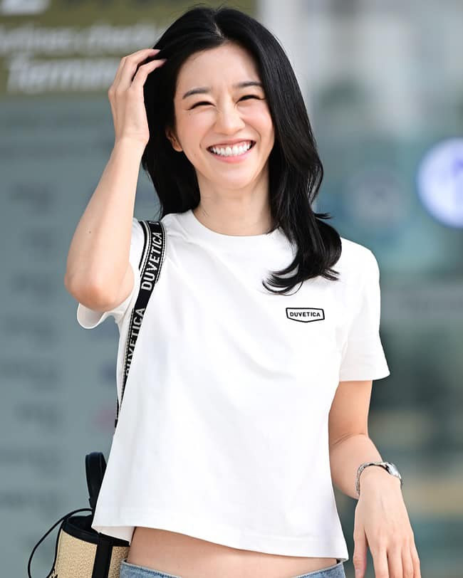 Seo Ye Ji tươi rói khi ra sân bay sang Việt Nam.
