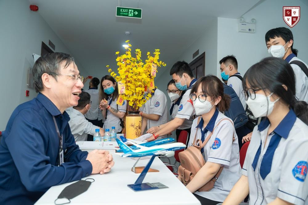 Đại diện trường Cao đẳng Nova tư vấn cho học sinh các trường THPT về nhu cầu nguồn nhân lực chất lượng cao.