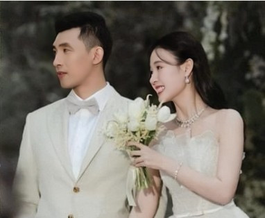 Hai vợ chồng được khen rất đẹp đôi. Hai vợ chồng được khen rất đẹp đôi.