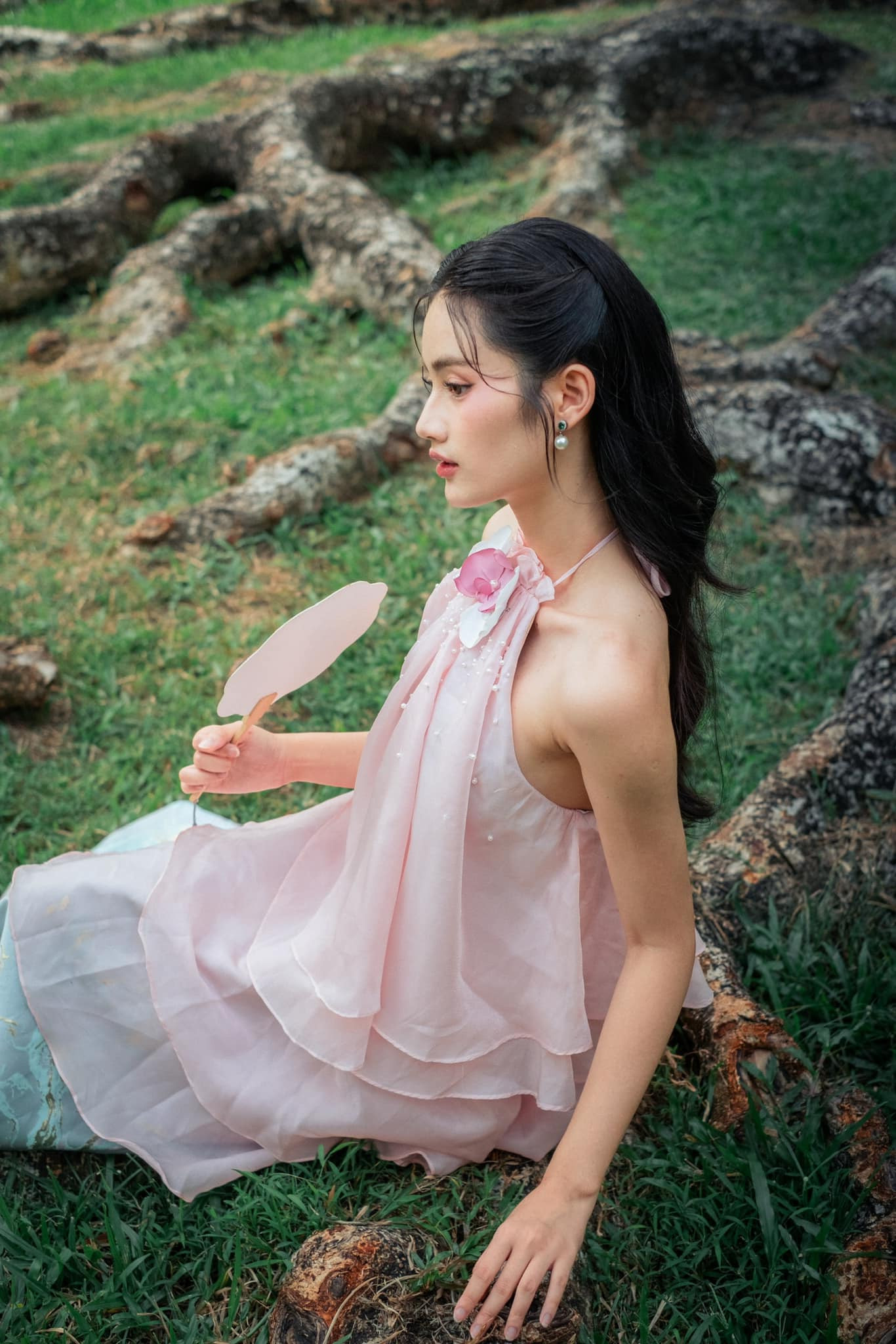 Có thể thấy Ý Nhi hơi gầy so với nhiều nàng hậu quốc tế khác.