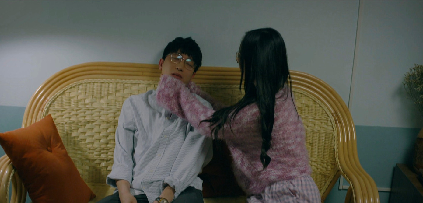 Nguyệt lại mềm lòng trước những lời năn nỉ của Tùng.