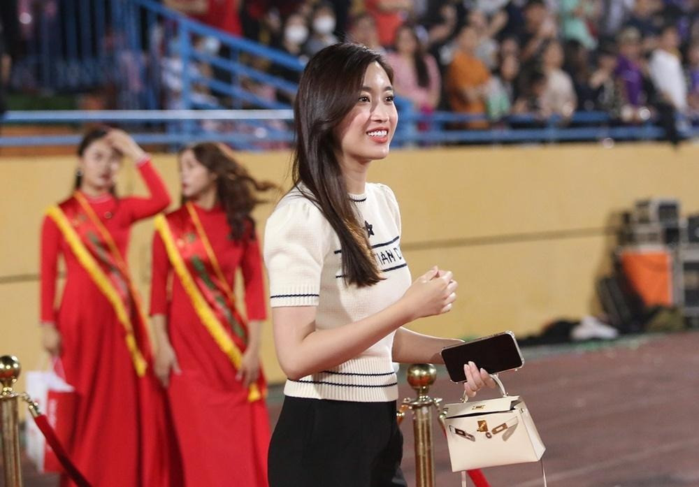 Những set đồ hiệu đơn giản mà đắt giá của nàng hậu luôn gây chú ý.