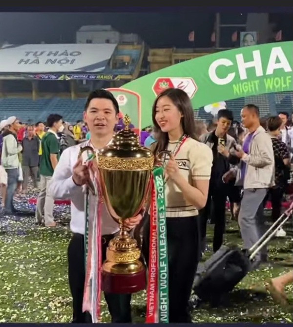 Đỗ Mỹ Linh thường đến sân cổ vũ đội CLB Hà Nội.