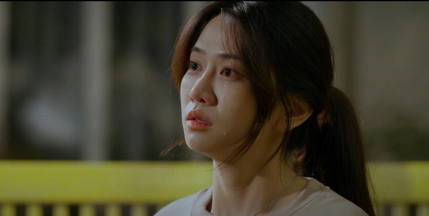 Lê Bống bị cho là diễn xuất còn gượng, cần rèn luyện thêm. Lê Bống bị cho là diễn xuất còn gượng, cần rèn luyện thêm.