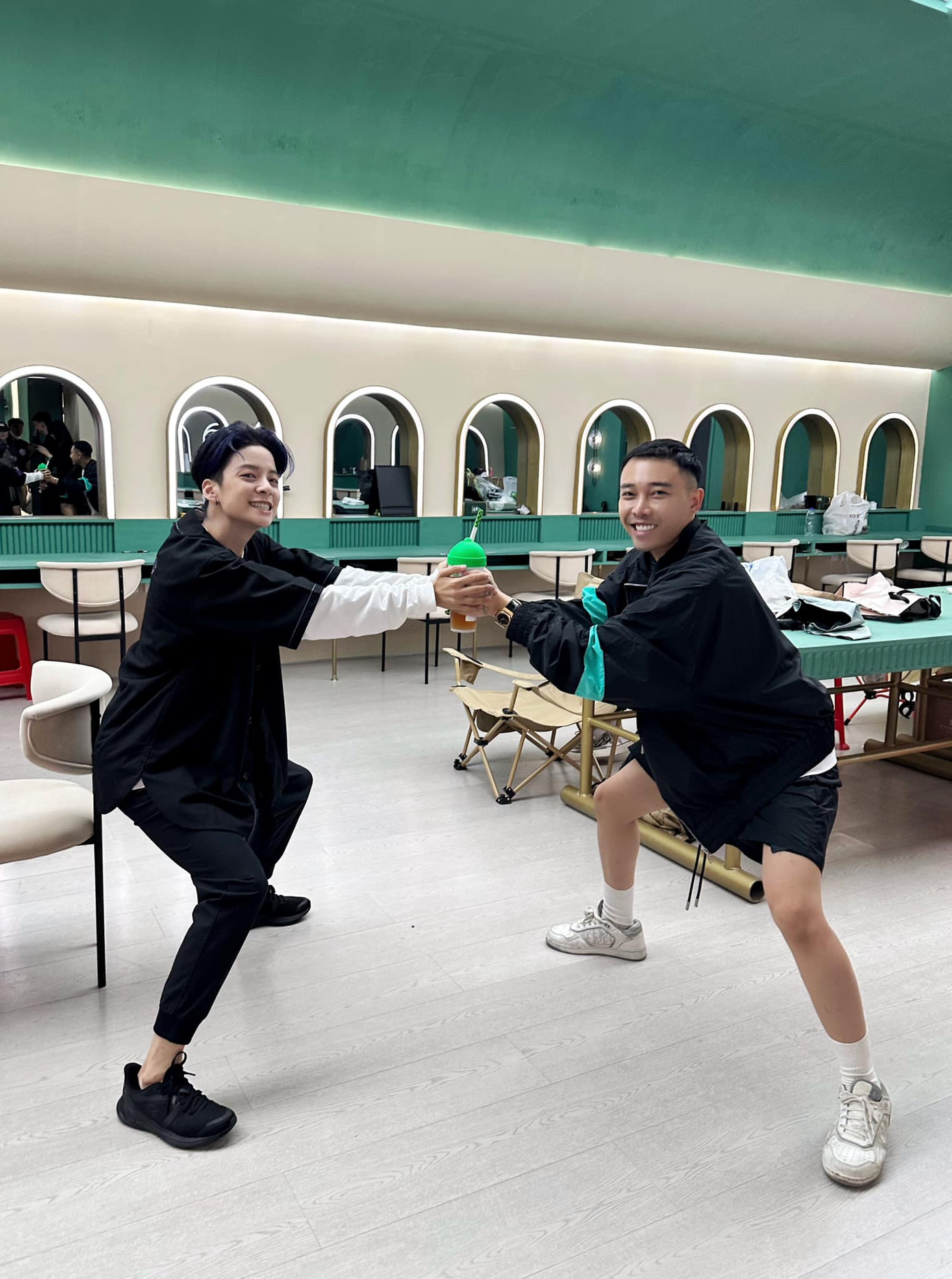 Nam stylist đặc biệt thân với Amber. Nam stylist đặc biệt thân với Amber.