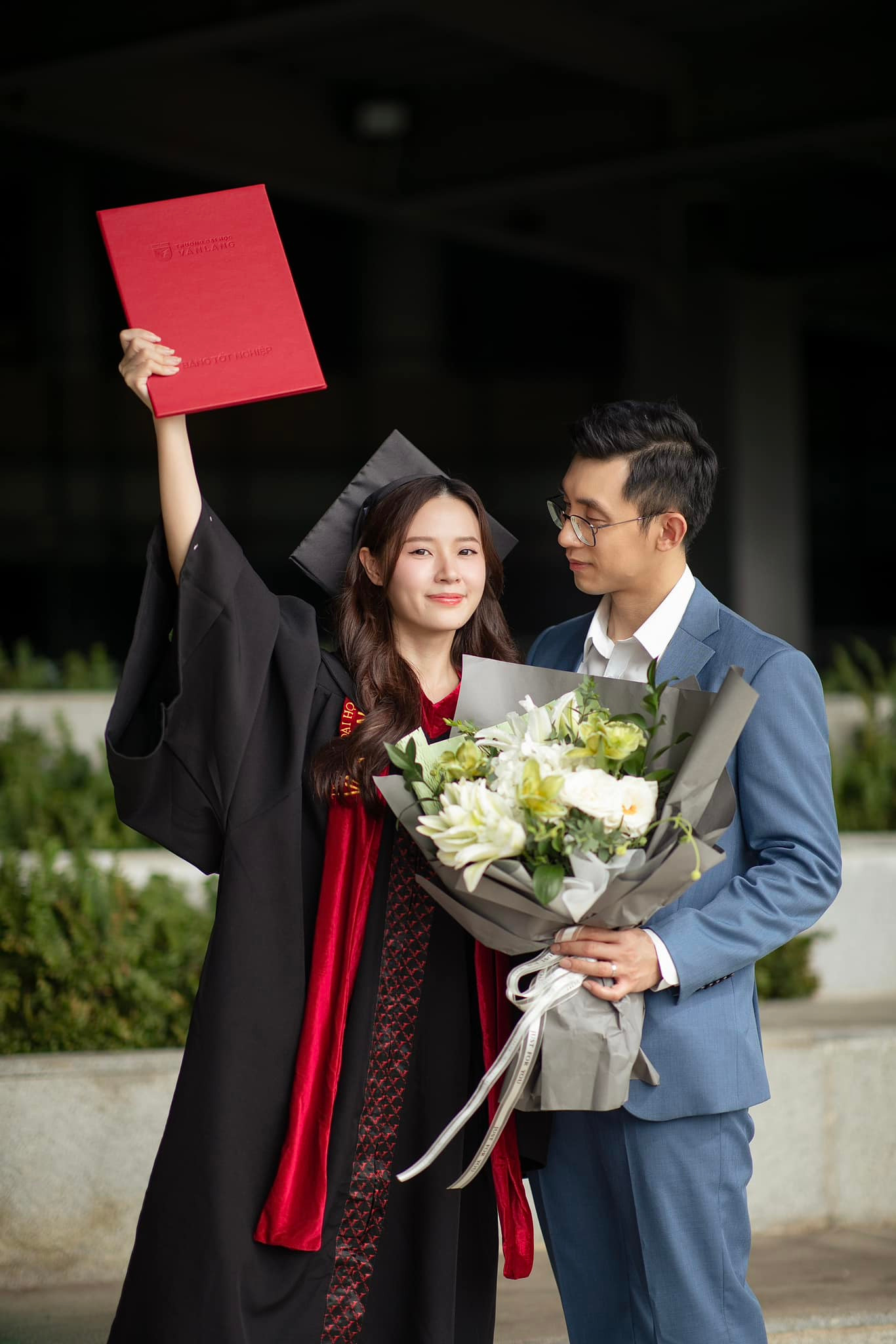 Doanh nhân Minh Đạt lúc nào cũng tạo dáng nhìn về phía vợ.