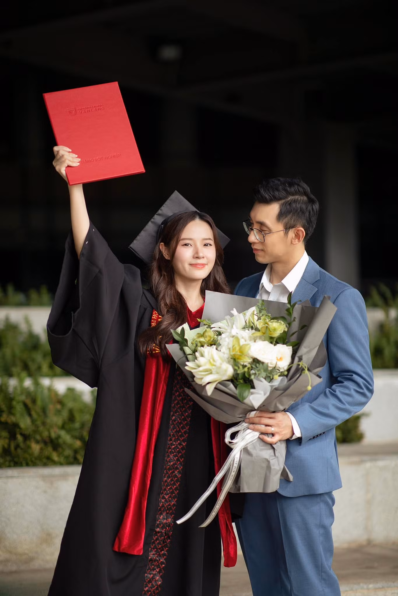 Doanh nhân Minh Đạt lúc nào cũng tạo dáng nhìn về phía vợ.