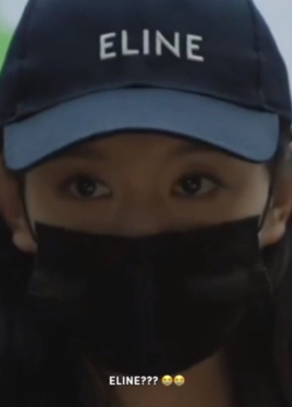 Nhưng cô lại đội một chiếc mũ có dòng chữ gây chú ý. Nhưng cô lại đội một chiếc mũ có dòng chữ gây chú ý.