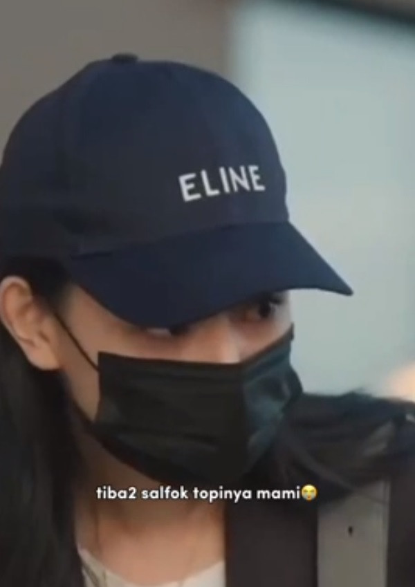 Nhưng cô lại đội một chiếc mũ có dòng chữ gây chú ý. Nhưng cô lại đội một chiếc mũ có dòng chữ gây chú ý.