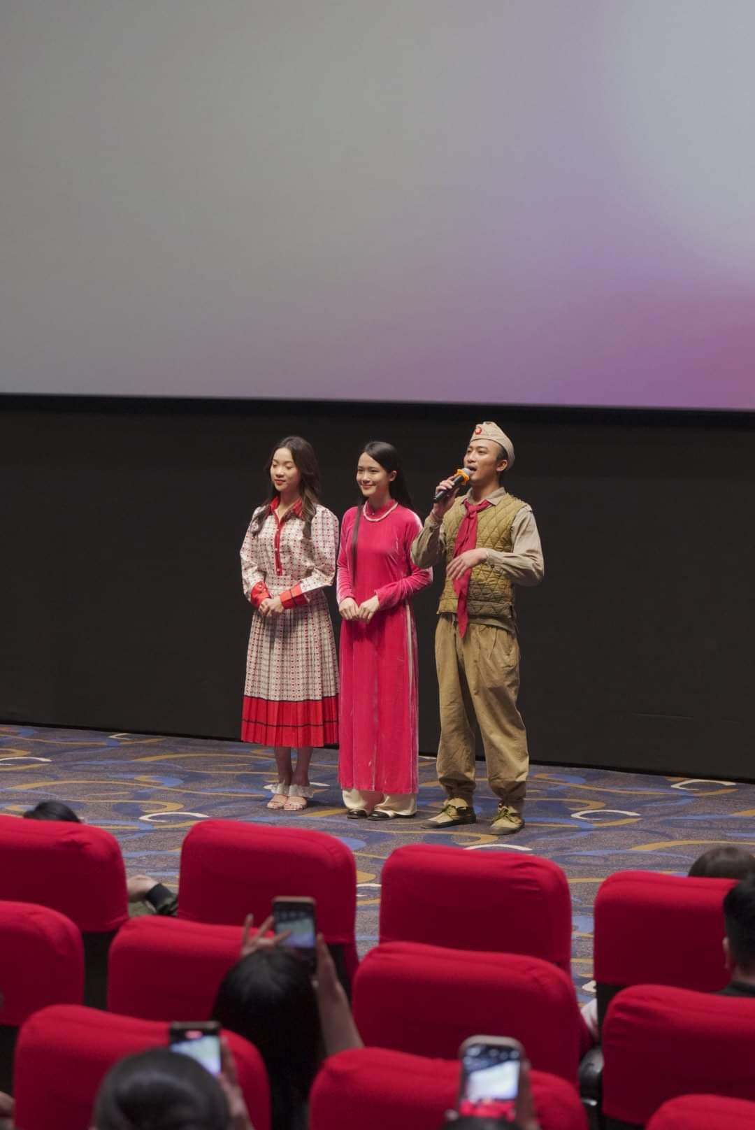 Ai cũng bất ngờ với lịch trình cinetour bất ngờ này.