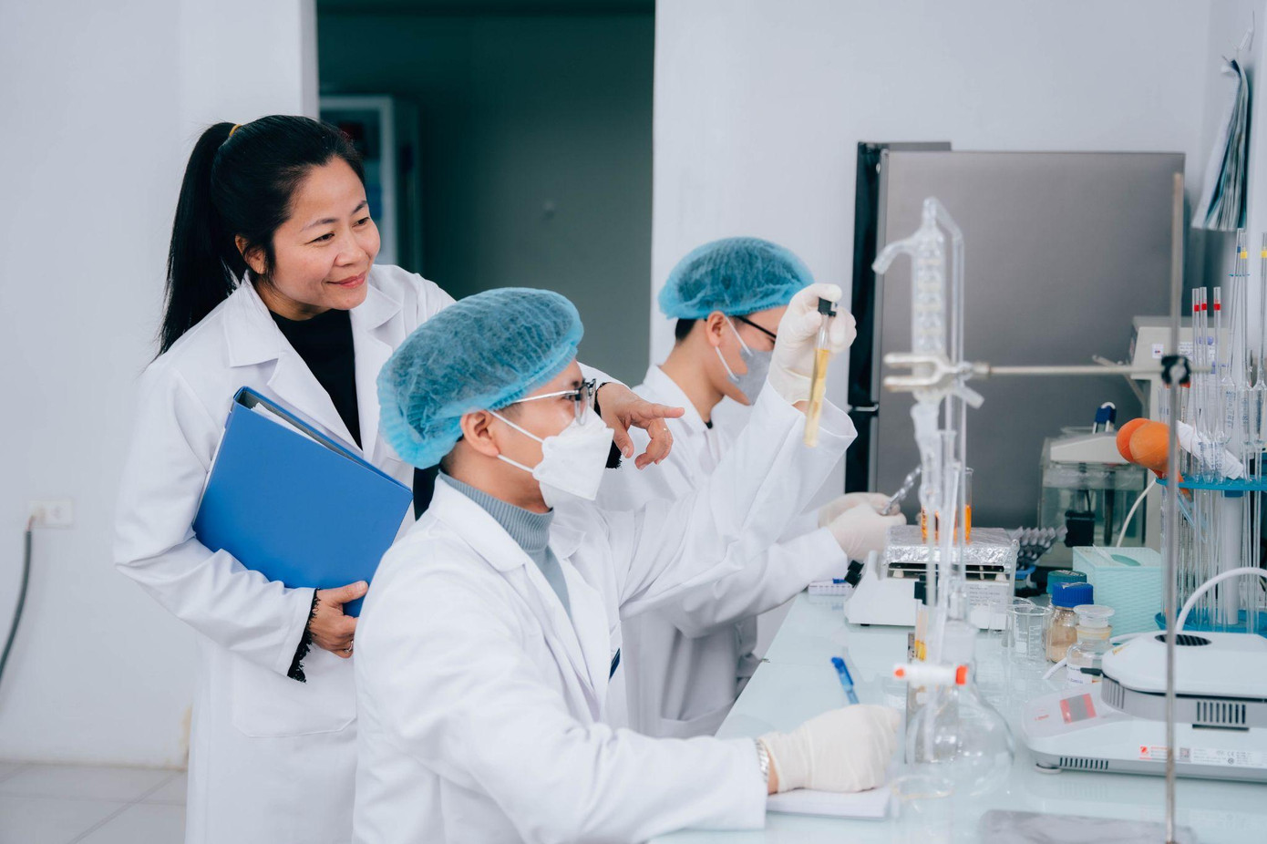 Dược sĩ Nguyệt Quế cùng đồng nghiệp tại phòng nghiên cứu và phát triển sản phẩm.